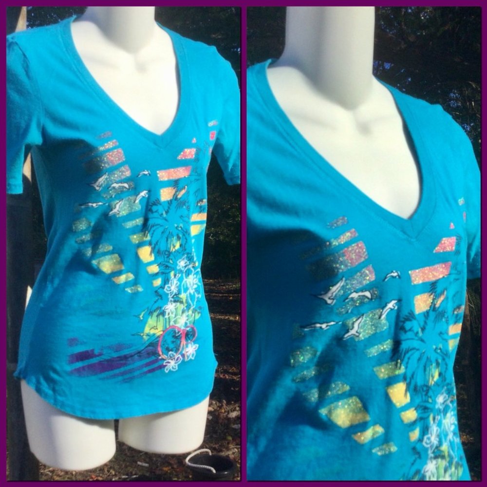 Graphic Vneck Tshirt, sz S